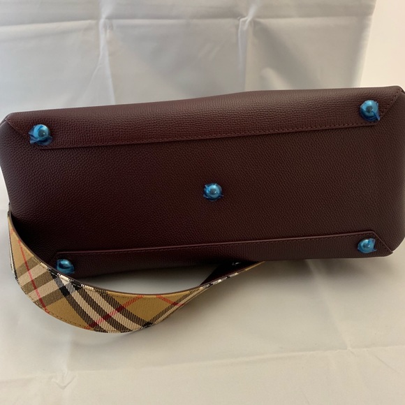 NEW Burberry Medium Banner Tote in Mahogany Red - Picture 4 of 8